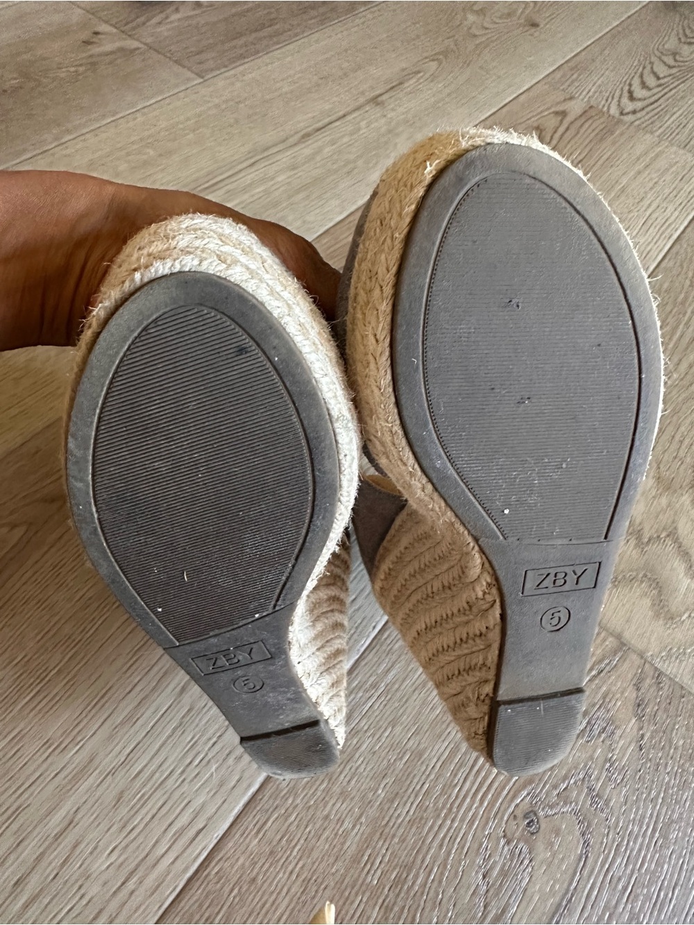 ⭐️LAST CHANCE⭐️ Cap Toe Suede Espadrille Wedges in Light Gray & Tan Size 5 - Picture 10 of 12